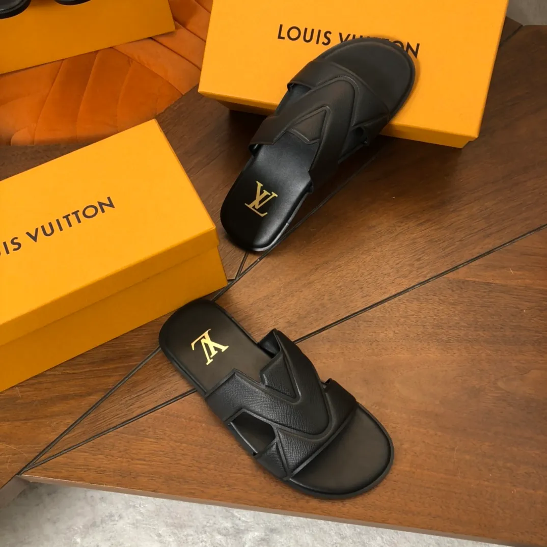 Factory price: 270💰LV counters are selling new brand luxury men's slippers, casual, loose and comfortable. The must-have model in the picture above [Happy][Happy], multiple colors available Size: 38-44, customized 45